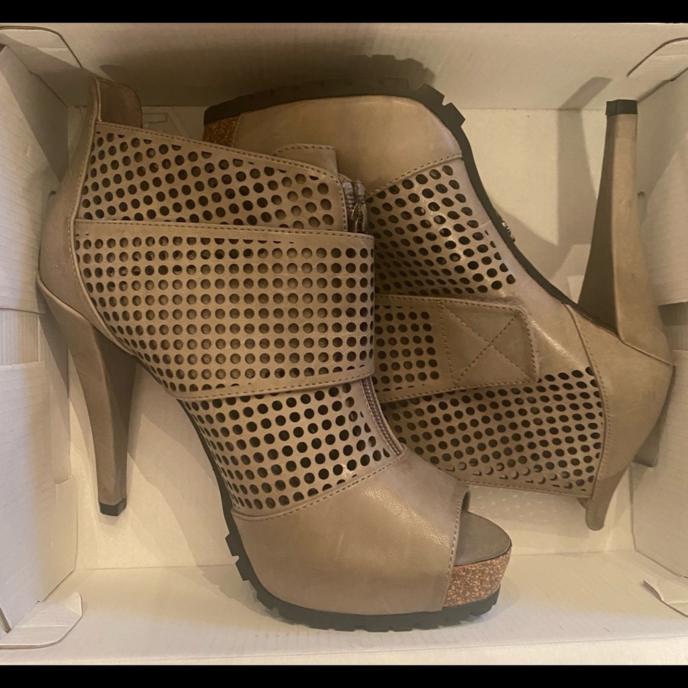 Women’s Simply Ver Wang heels